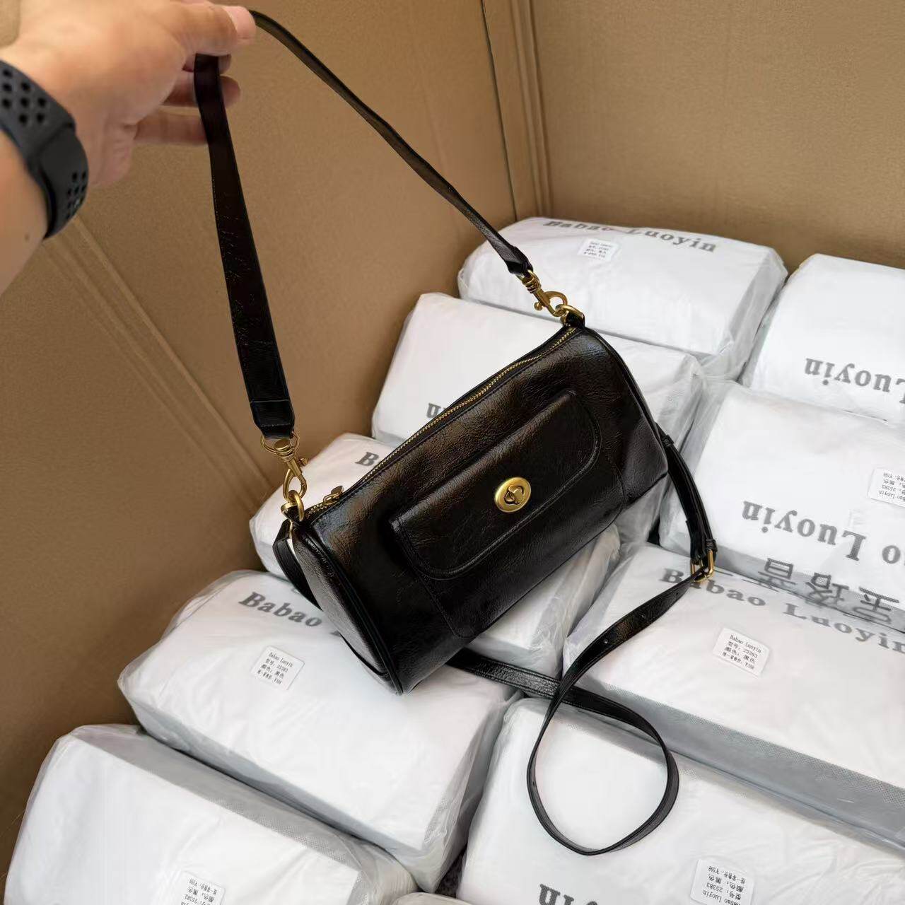 大厂代工出货！正价598！经典复古英伦油蜡皮面单肩枕头包斜挎包