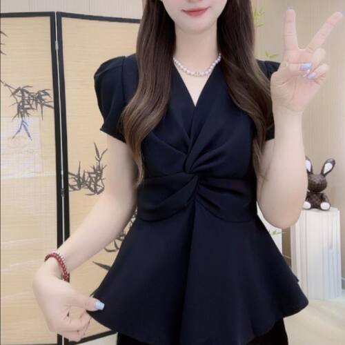 高端精致黑色扭结上衣2026夏季新款独特漂亮气质收腰短袖女设计感