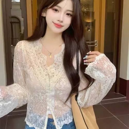 法式独特别致蕾丝衬衫女秋季高级设计感小众钩花镂空绝美v领上衣