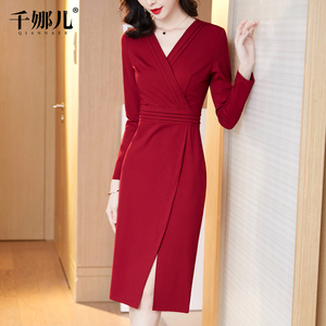 酒红色连衣裙春季2026新款V领长袖高腰气质显瘦修身包臀开叉裙子
