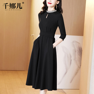 赫本风小黑裙秋冬装2023年新款高端连衣裙女气质显瘦修身大摆裙子