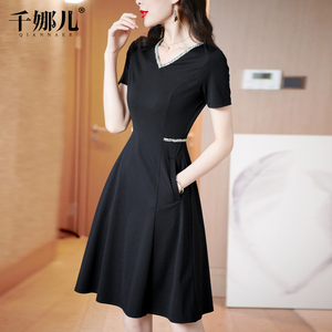 千娜儿连衣裙中长款女夏季2026新款短袖V领收腰显瘦赫本风小黑裙