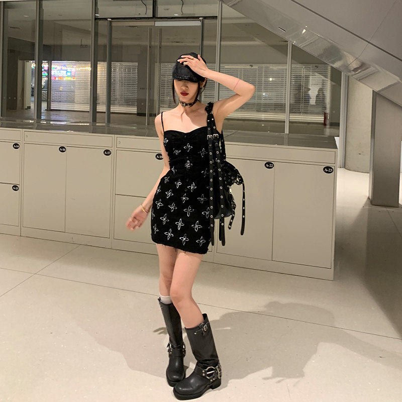 鲸鱼和玖黑色牛仔吊带连衣裙子女夏季2025女新款显瘦露背辣妹短裙