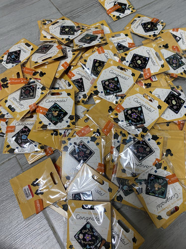 正品香港迪士尼毕业七宝徽章 玫玫达菲贝儿露露奧乐米拉托尼饼饼