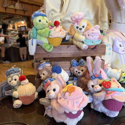 正品香港迪士尼春日达菲玫玫贝儿星黛露春日蛋糕坐姿挂件饼饼