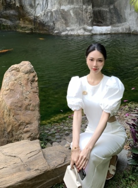 宛宛大大｜春夏诺丁山恋人白色泡泡袖法式修身腰部镂空设计连衣裙