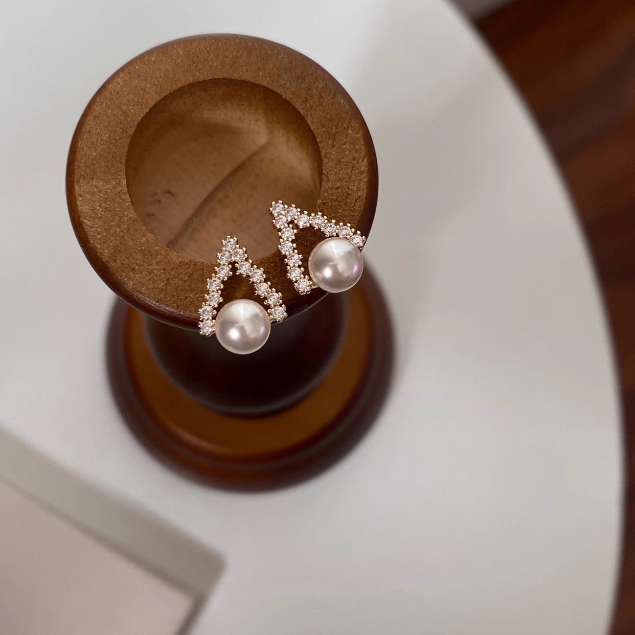 s925纯银银针正圆施家珍珠满钻倒V耳钉女轻奢小众精致百搭耳饰