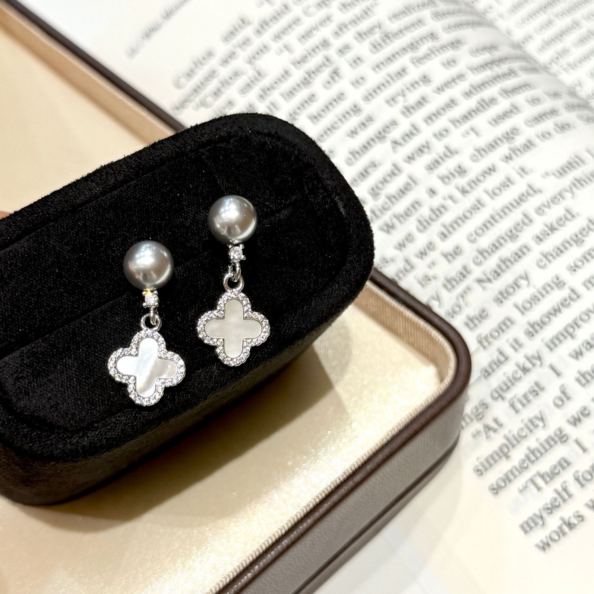 s925纯银精工银针天然白贝母满钻十字施家珍珠耳钉女简约时尚轻奢