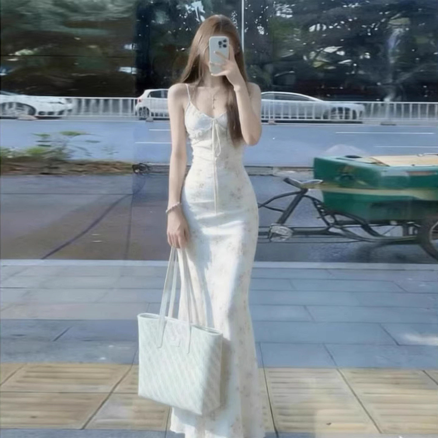 法式白色v领吊带连衣裙子女夏季2026新款气质高级感修身包臀长裙