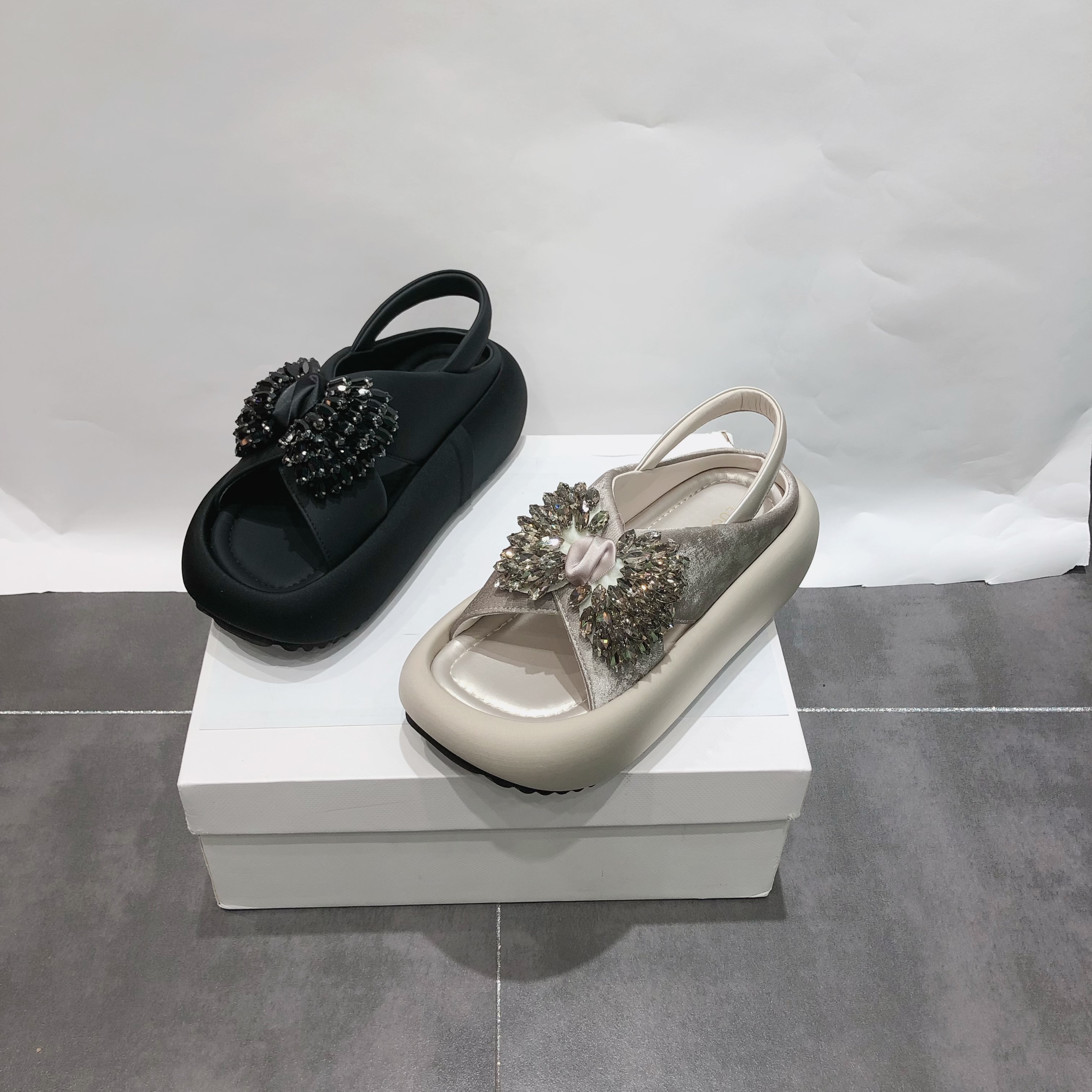 荏苒厚底凉鞋女夏季2026新款增高小个子显高软底不累脚凉拖鞋女