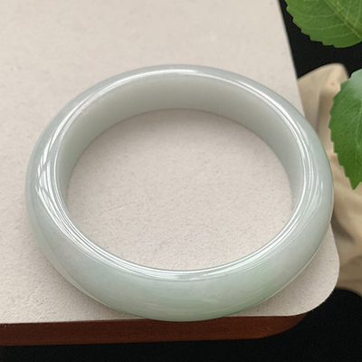 缅甸翡翠手镯A货58MM浅绿底色水润细润玉手镯女款珠宝