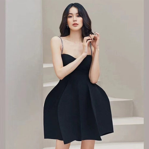 越南设计师高腰小礼服新款修身立体花苞裙摆镶钻吊带连衣裙