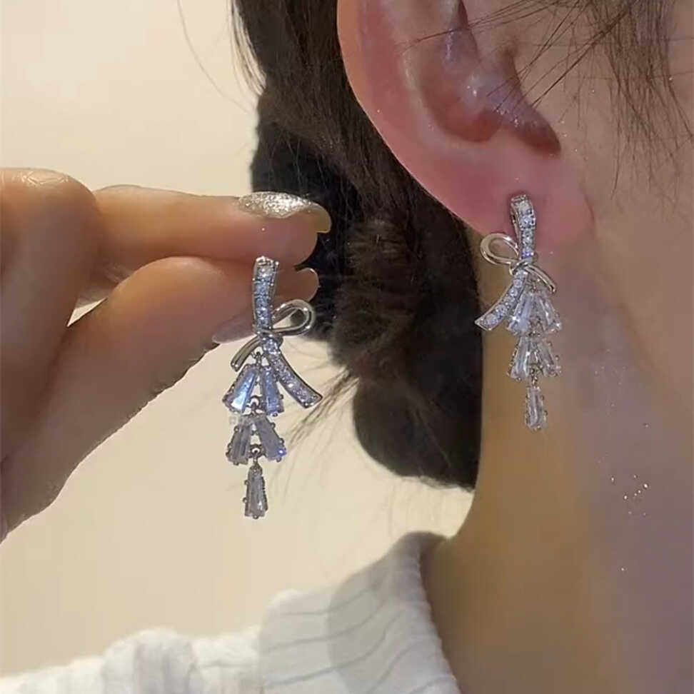 轻奢银色锆石半边蝴蝶结耳钉耳环女设计感独特网红百搭耳饰防过敏