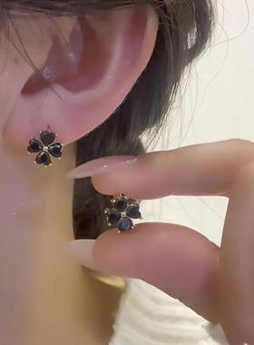 黑色锆石四叶花耳扣耳环女韩系小款简约耳坠2024秋冬新款防敏配饰
