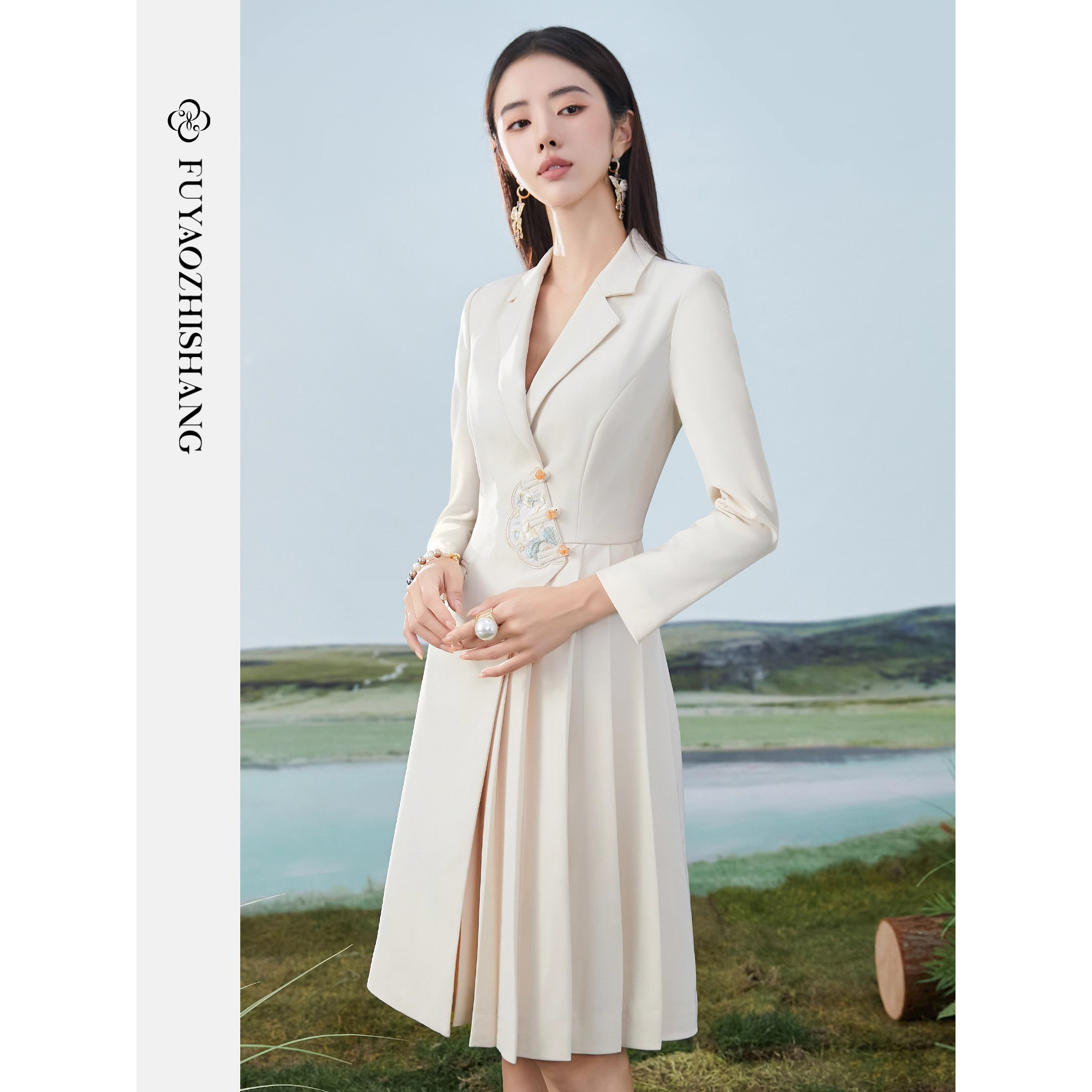 扶摇新中式西装连衣裙2025年秋季新款刺绣裙子国风盘扣女裙