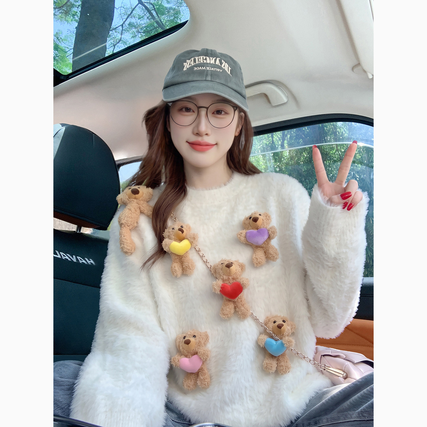 白色多巴胺小熊挂件毛衣女秋冬2026新款软糯高级感水貂绒针织上衣图片