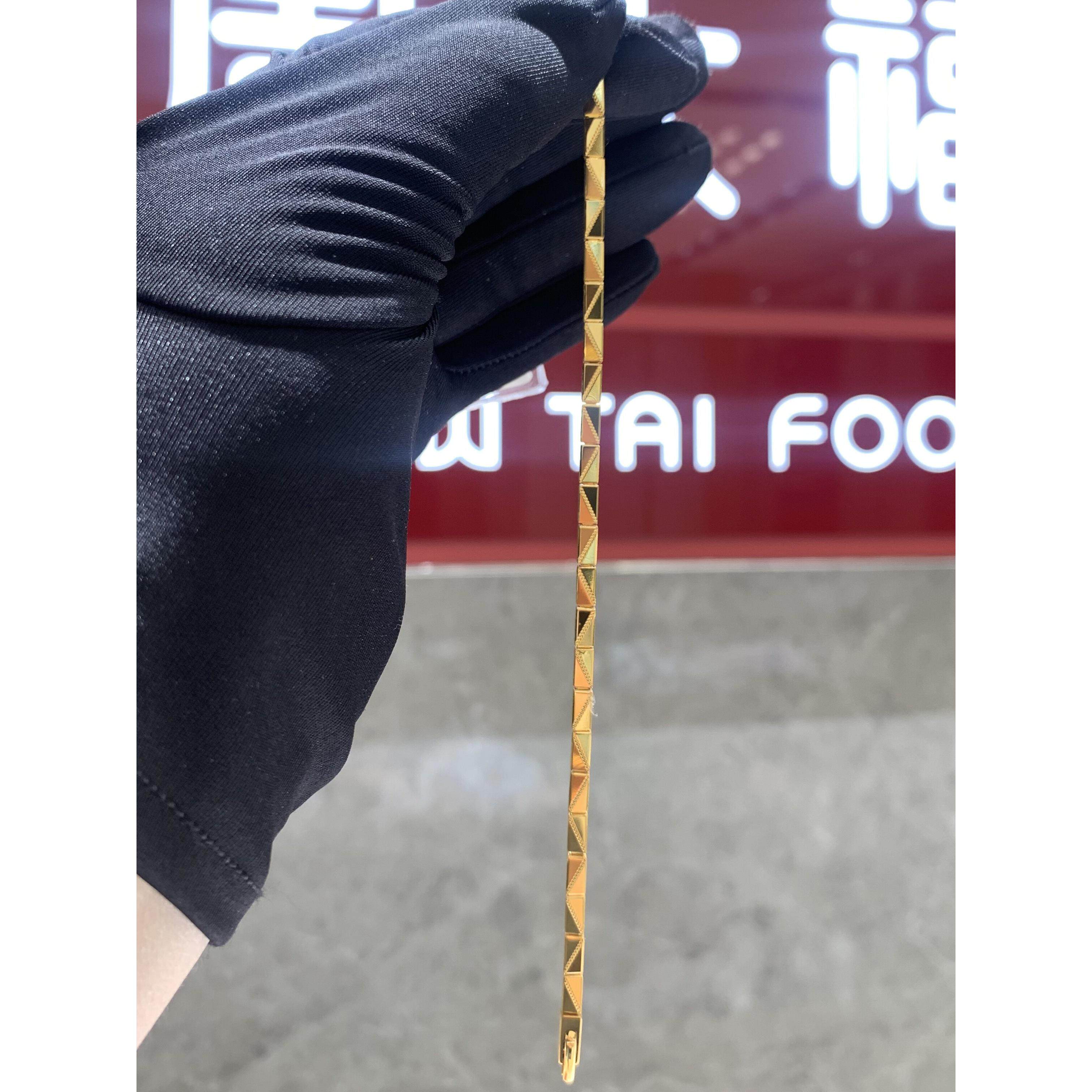 周大福简约镭射小方块手链图片