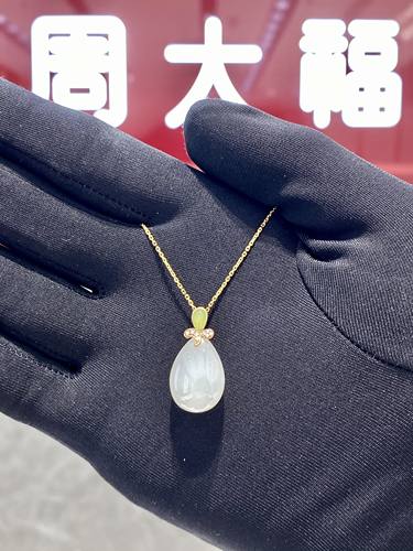 周大福18K金镶和田玉水滴