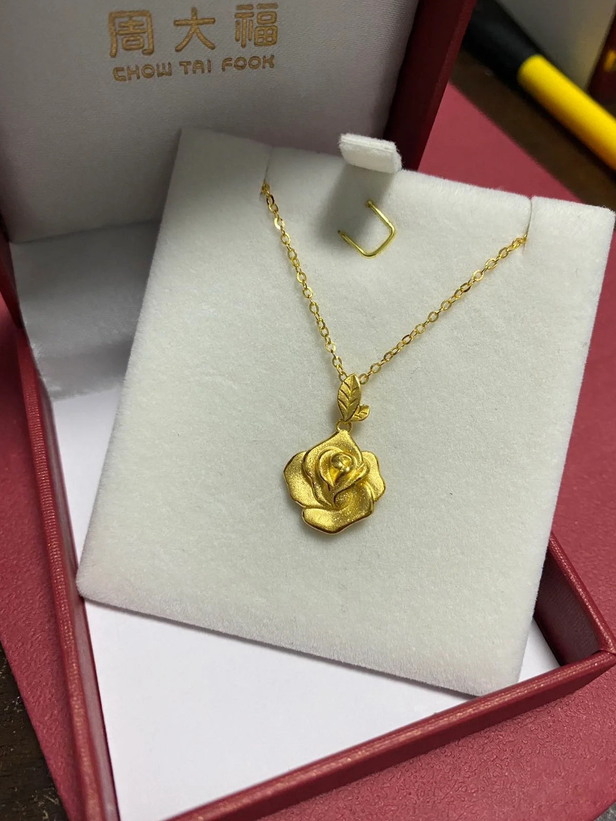 周大福浪漫复古玫瑰花黄金吊坠图片