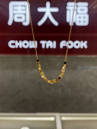 周大福小方块方糖蹦迪珠黄金项链