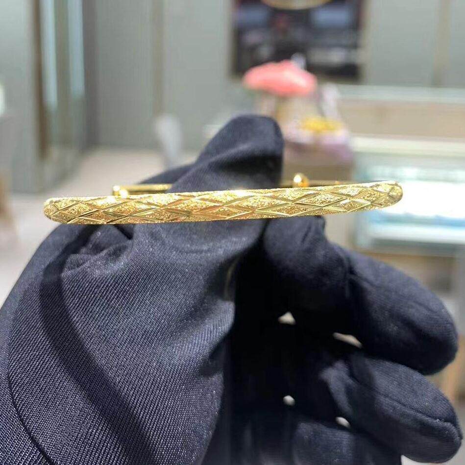 周大福代购 菱形格子切面推拉足金黄金手镯女 克减80 计价F217279