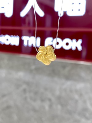 周大福小桃花转运珠黄金吊坠
