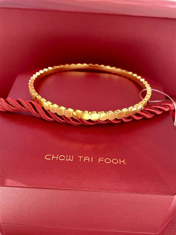 周大福 ing系列蜂巢 足金手镯几何圆形光身 克减80 计价f218571