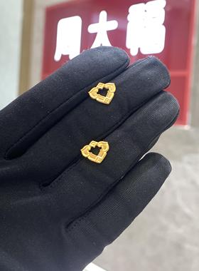 周大福代购 婚嫁牵囍系列通花方如意黄金耳钉 克减80计价 F234401