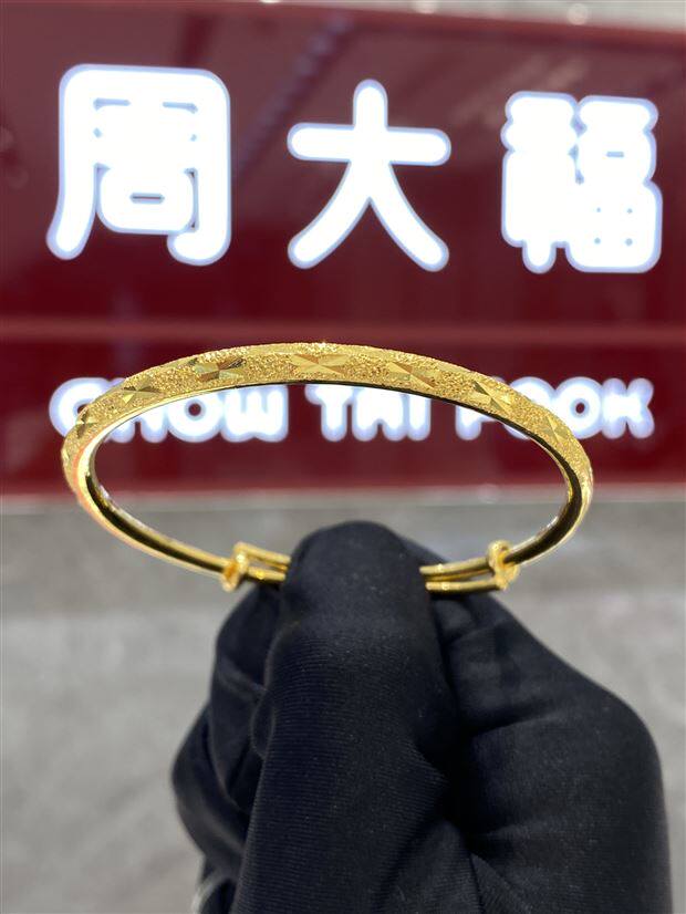 周大福满天星推拉黄金手镯磨砂车花活口金镯子克减80F183533