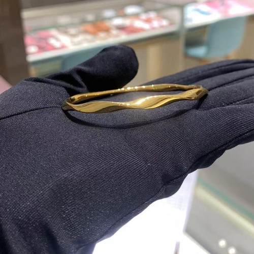 周大福莫比乌斯环实心手镯