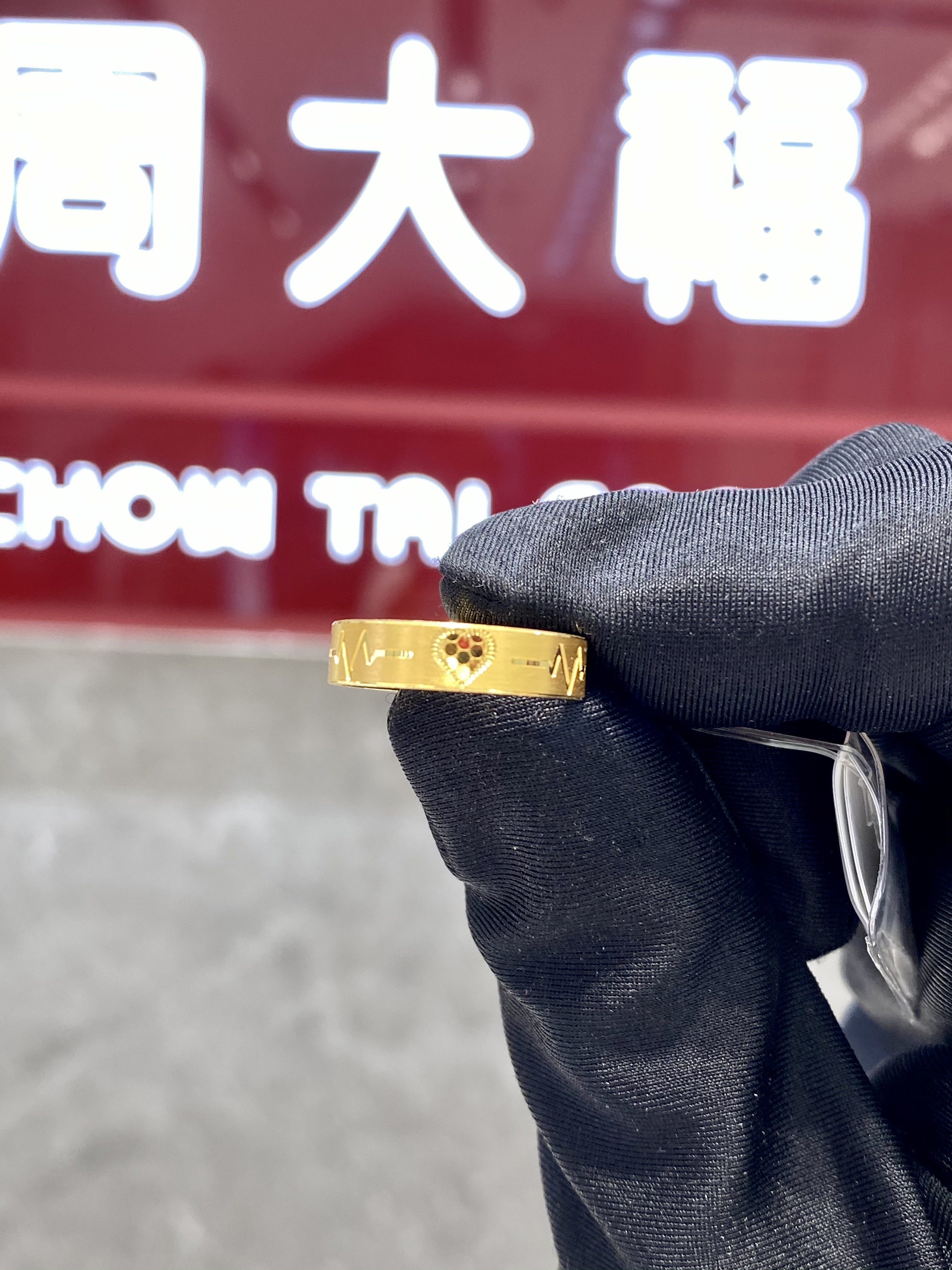 周大福爱心戒指足金指环图片
