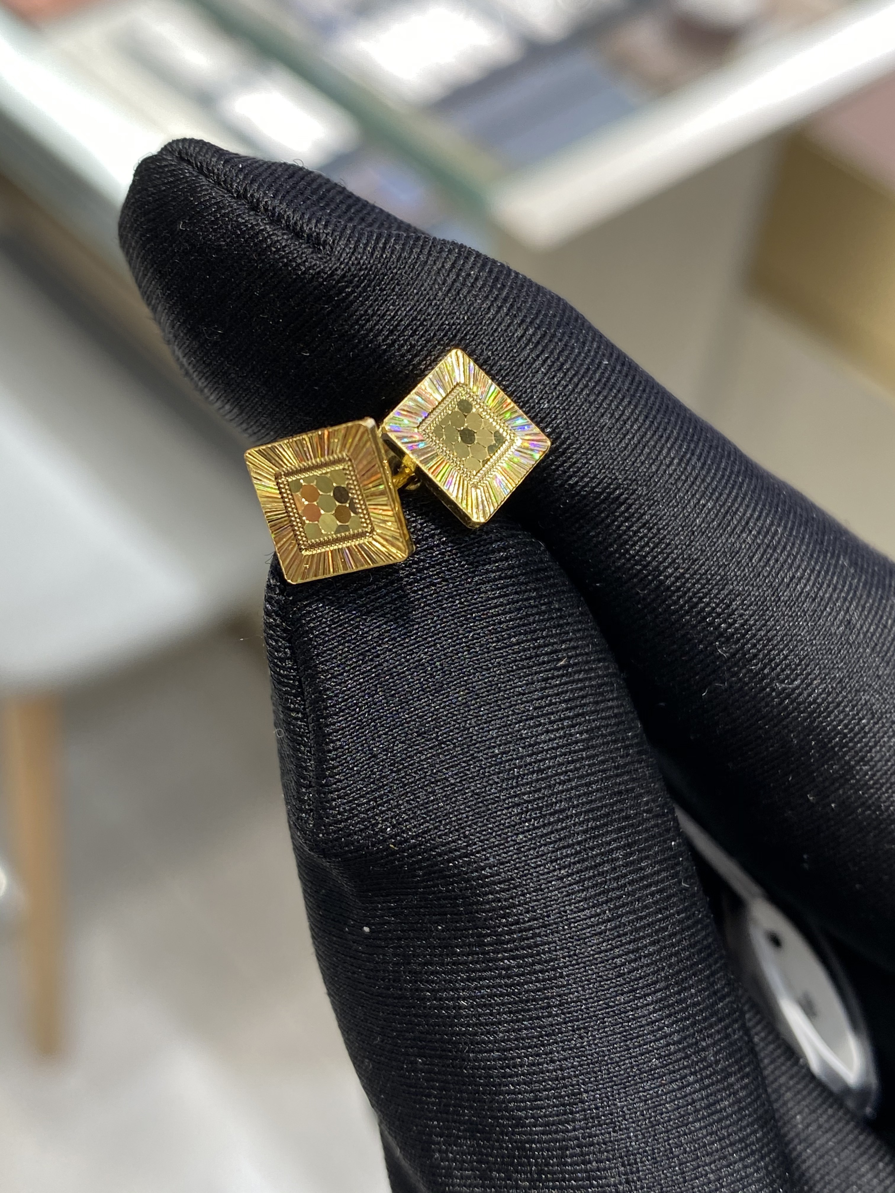 周大福鱼鳞闪耀蹦迪黄金耳钉图片