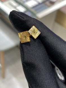 周大福代购 方牌足金耳饰鱼鳞闪耀蹦迪黄金耳钉女 克减80 F233178