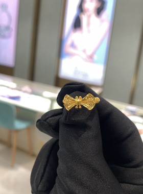 周大福镂空花丝蝴蝶结黄金戒指