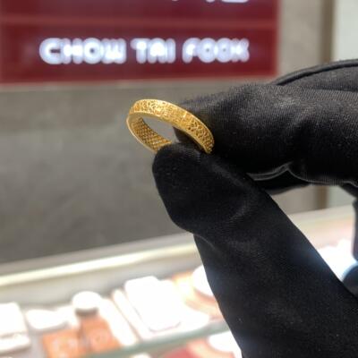 周大福镂空双喜福字黄金戒指