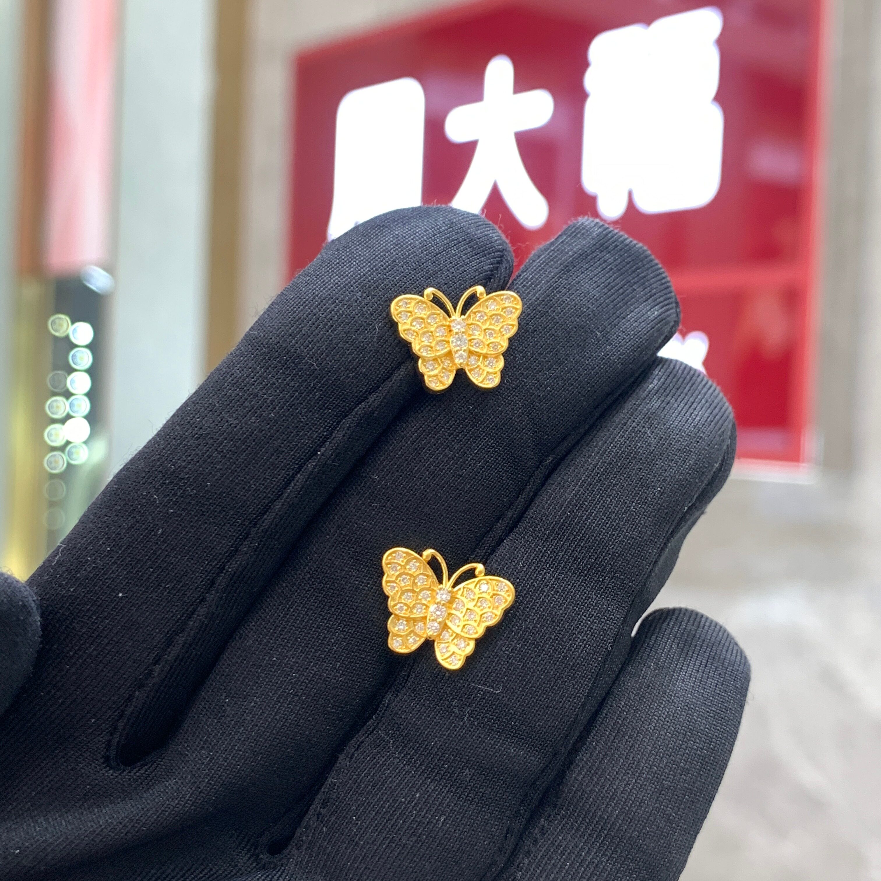 故宫系列镶钻蝴蝶黄金钻石耳钉女图片