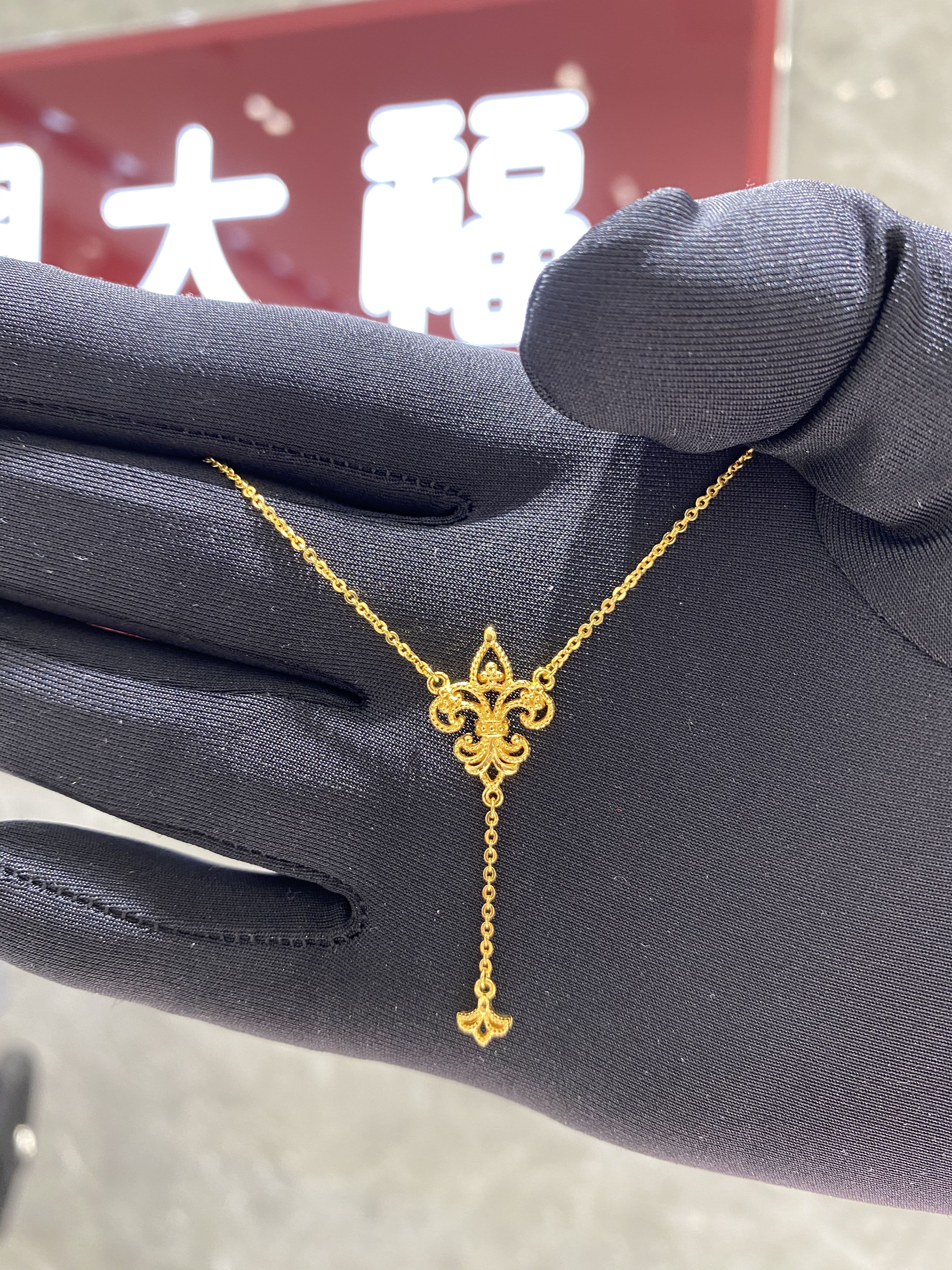 周大福鸢尾花黄金足金项链图片