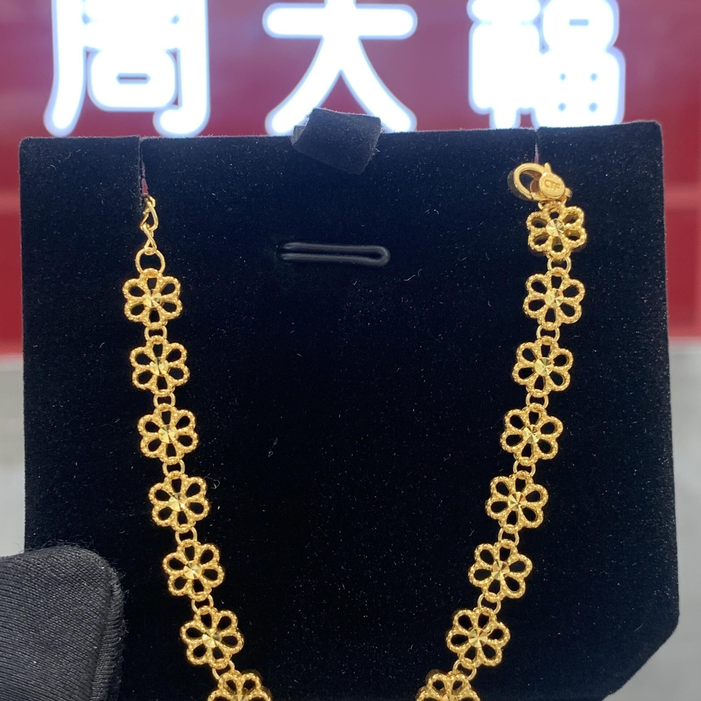 周大福镂空蕾丝桃花黄金手链图片