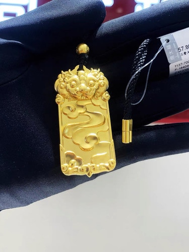 周大福纳福祥云麒麟令牌吊坠