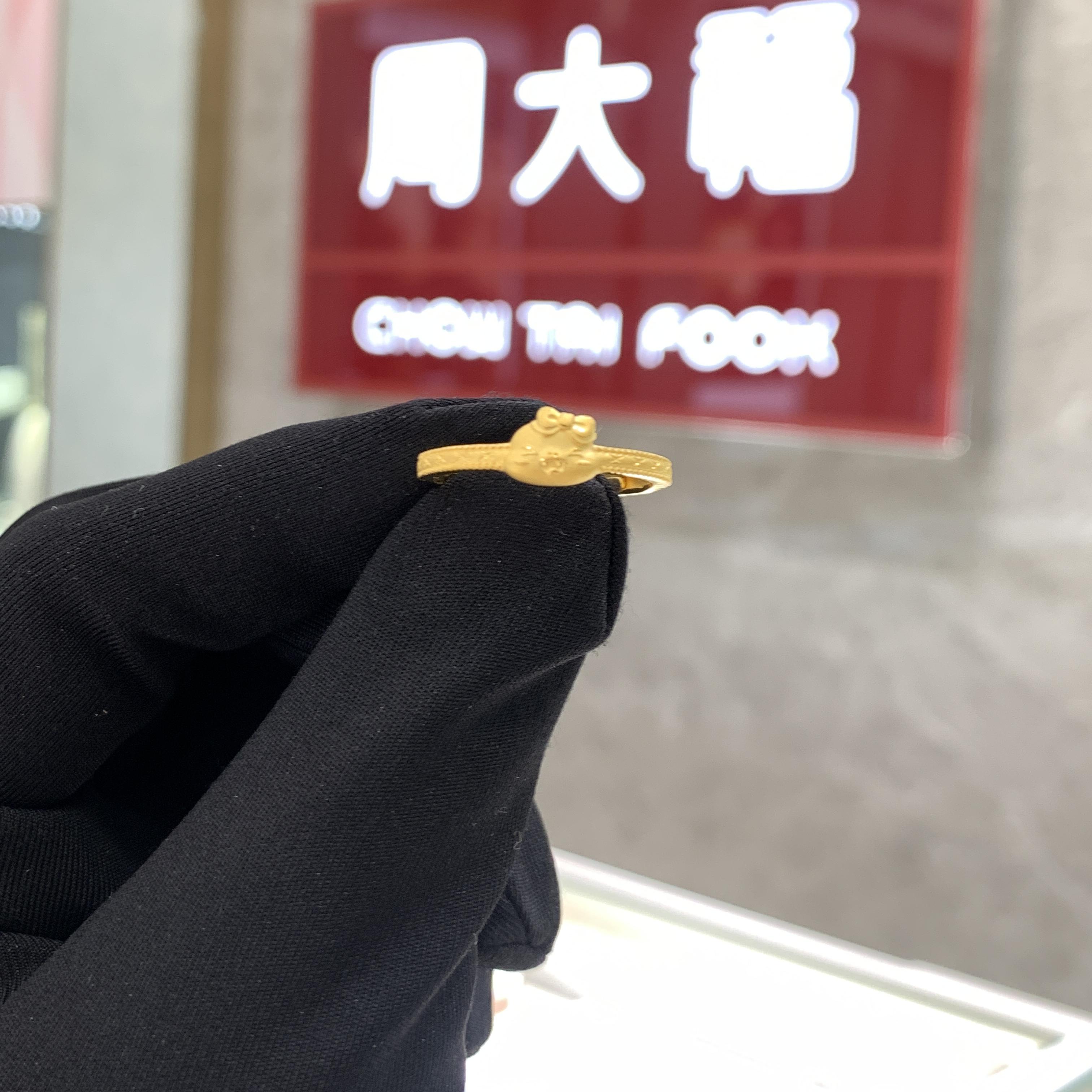 周大福生肖系列蝴蝶结蛇黄金戒指图片