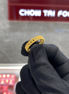 周大福几何镂空蕾丝黄金戒指