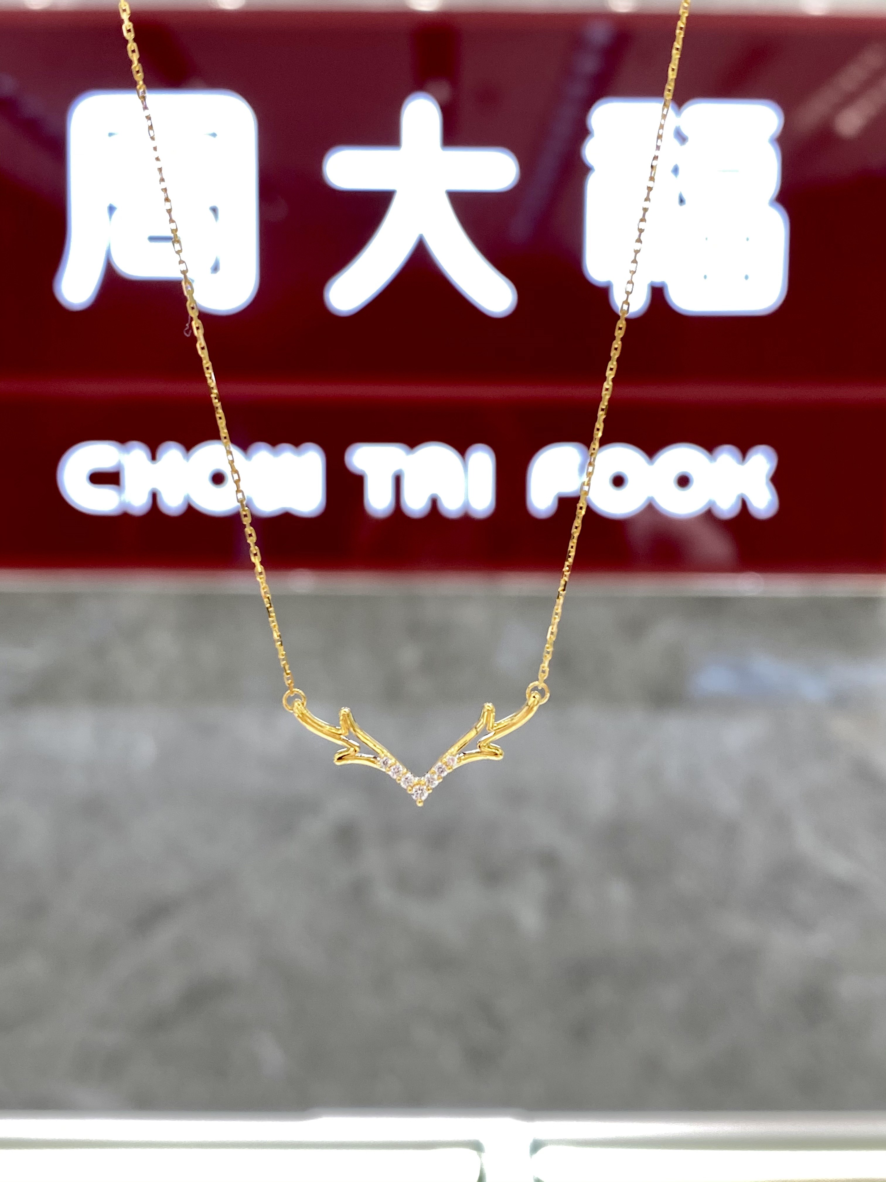 周大福代购 17916系列一鹿有你22k镶钻石项链定价正品7折 ce63900