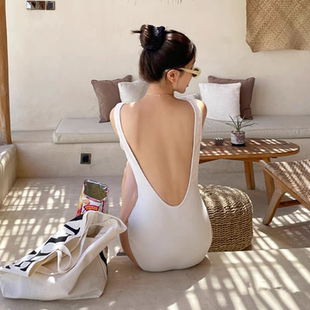 泳衣女连体简约时尚韩范性感大露背遮肚显瘦女士泡温泉度假游泳装