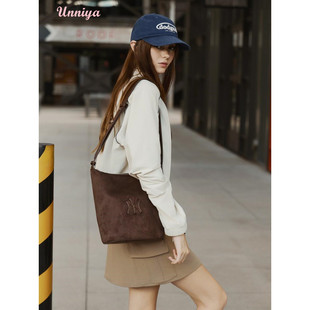 韩国代购 MLB 复古休闲单肩包女 大容量百搭水桶包棕色斜挎包NY