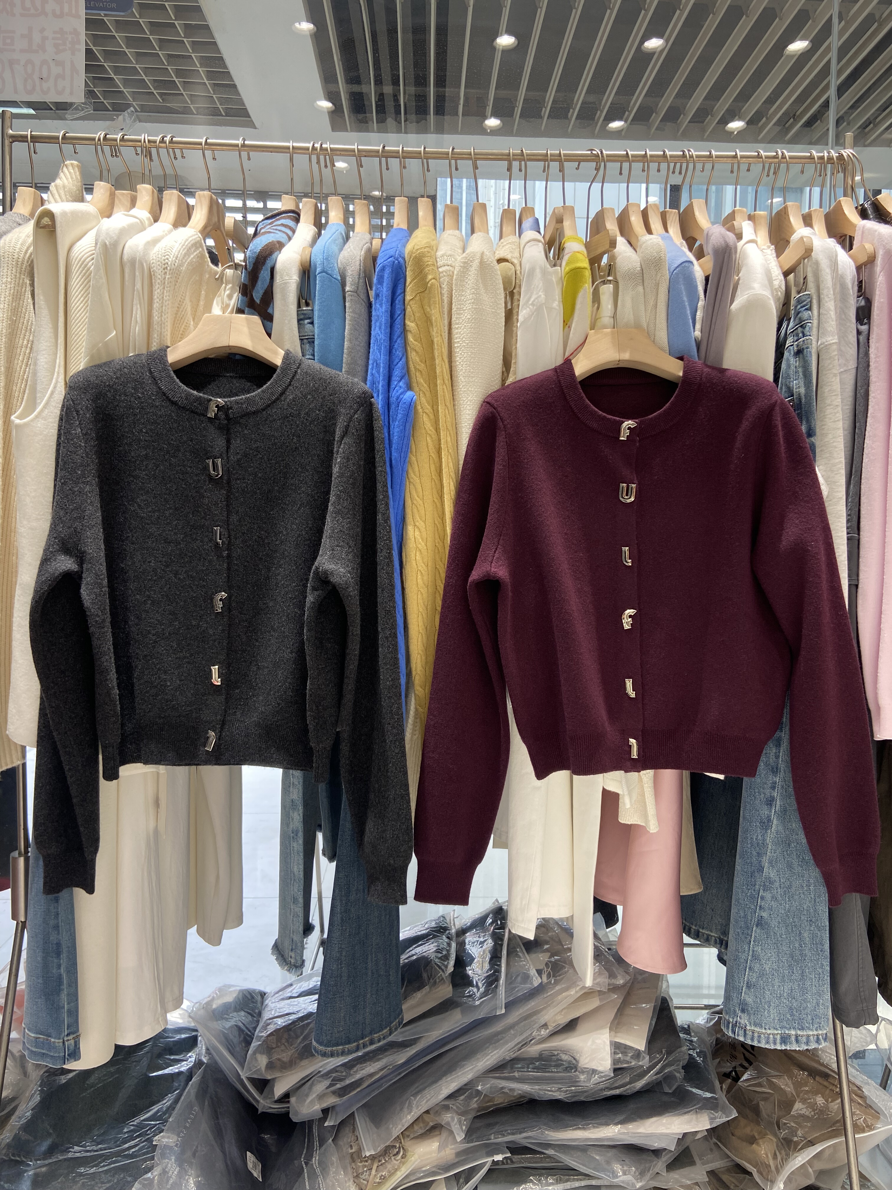 【现货秒发】FFU 上衣女新品金属字母按扣经典百搭圆领针织开衫