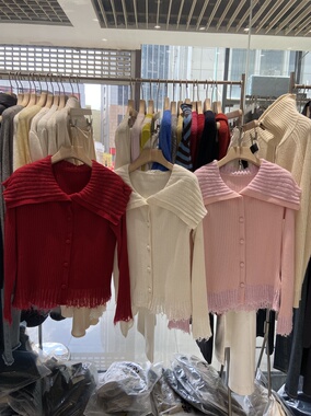 【咔基诺】秋女装大翻领短款毛衣海军领拼接针织开衫  62771#