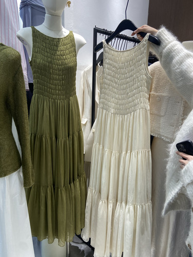 INHERE2025年夏季女装黑色无袖连衣裙简约风格宽松版型夏季裙