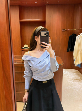 EASE-春耀眼白月光设计款斜肩领修身抽褶小衫(温柔气质)E26A6004