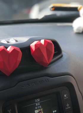 创意车载香水香薰汽车几何爱心空调出风口夹扩香石女车内装饰用品