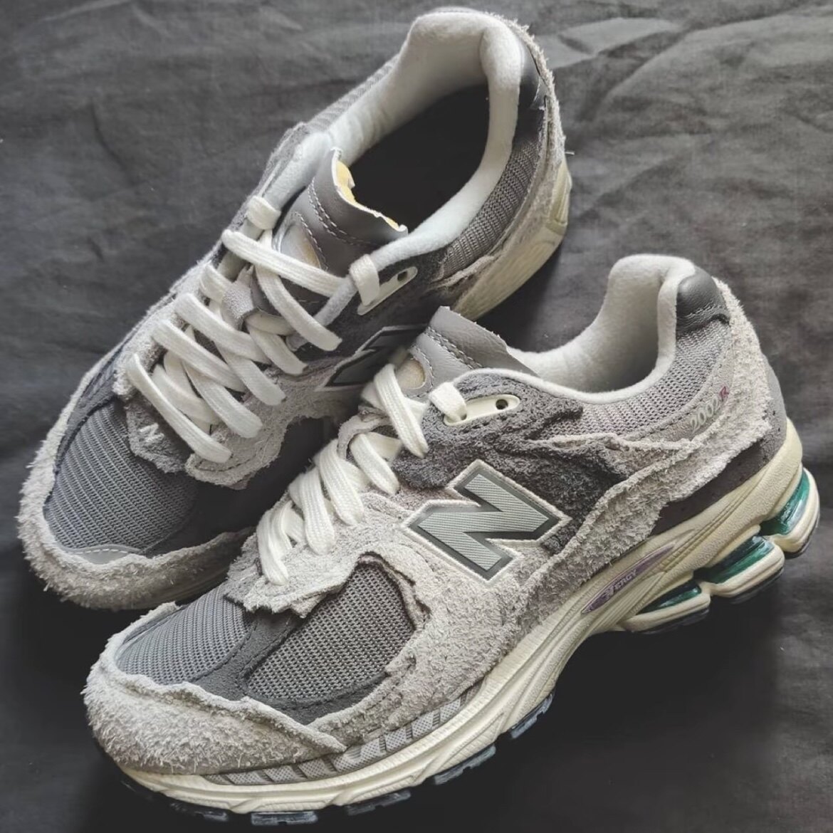 New Balance 2002系通勤百搭拼接做旧层次感运动鞋云雨灰M2002RDA